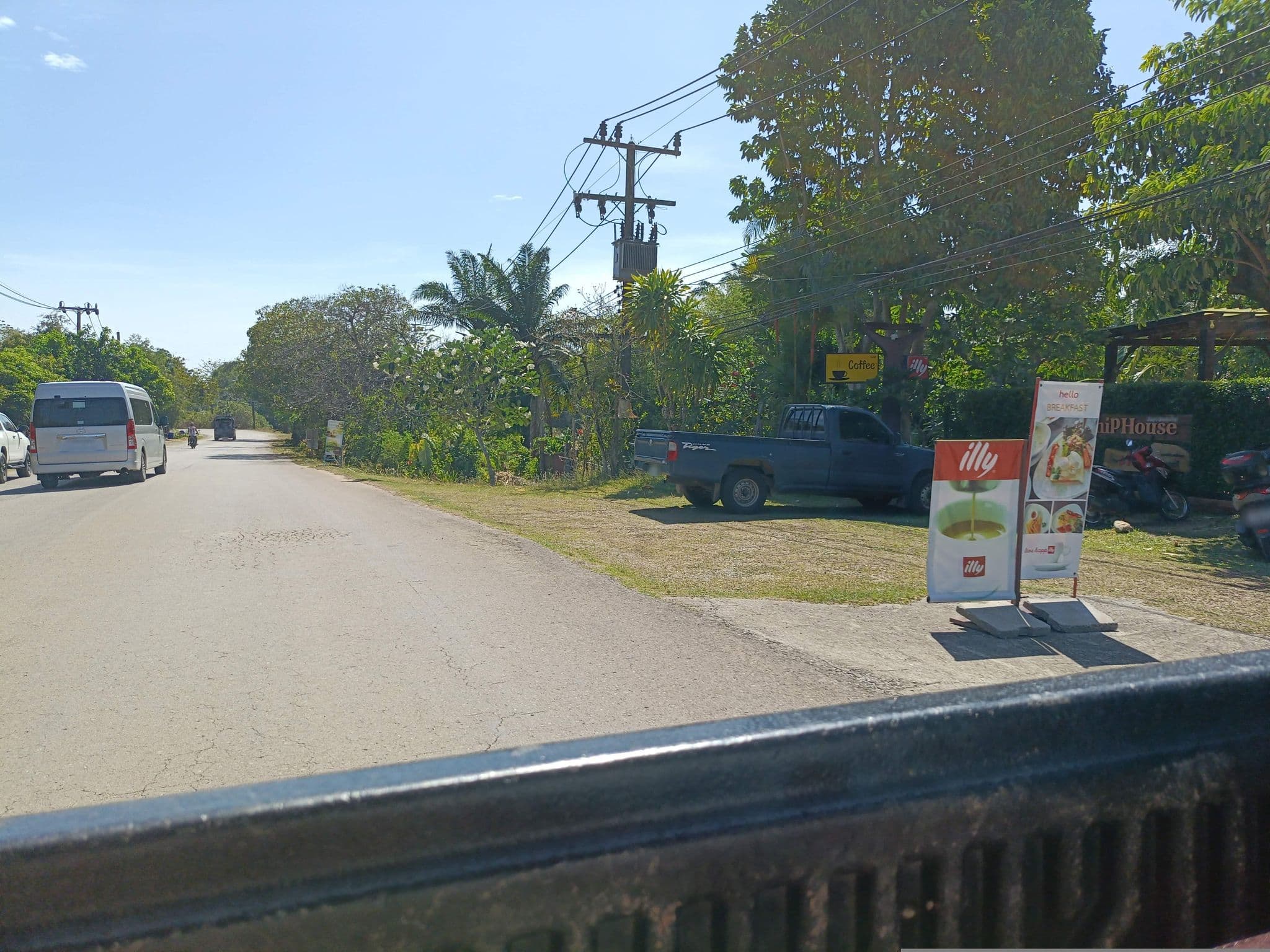 Street view near Lanta Thip House, Saladan
