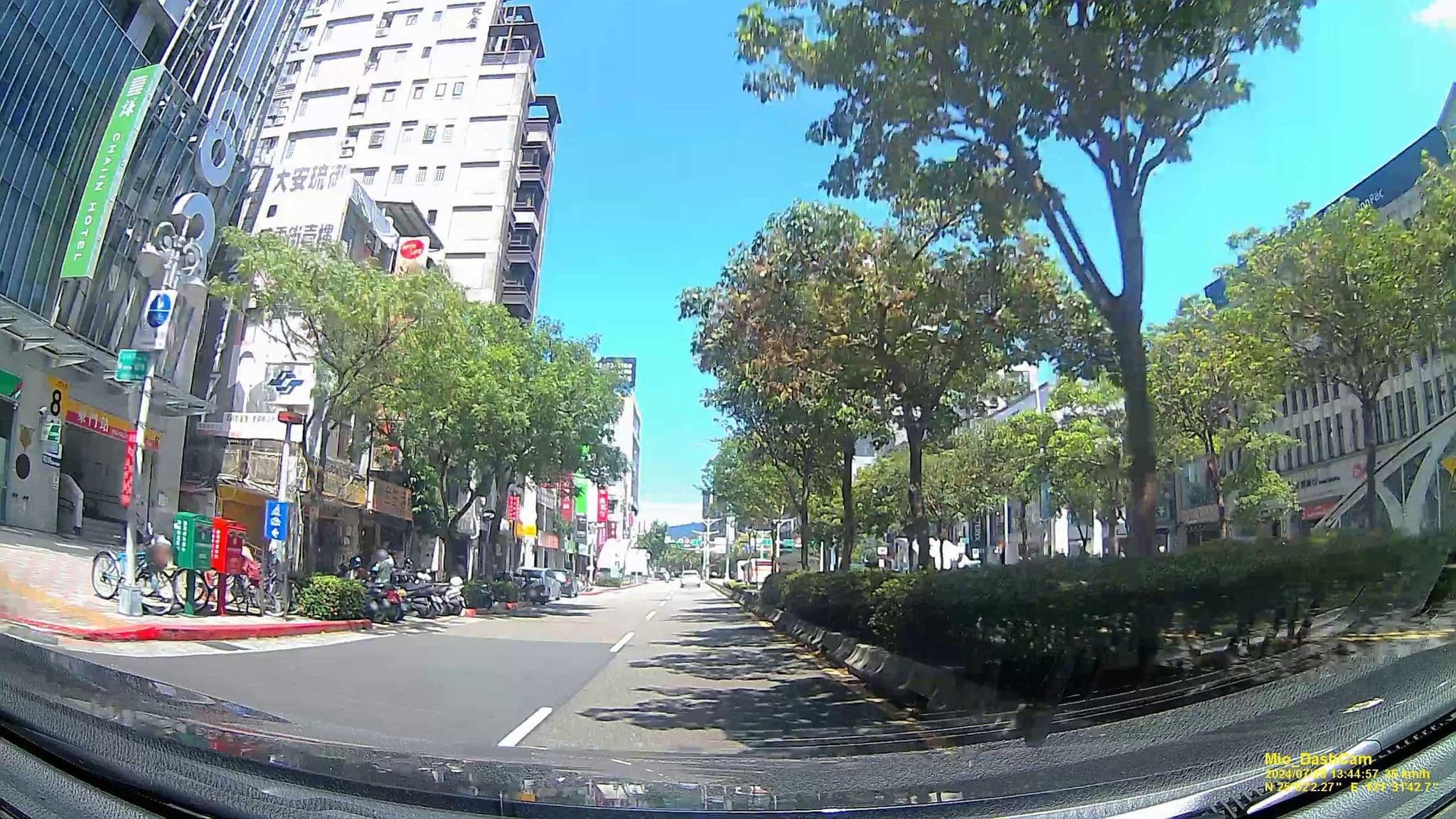 Street view near 謙商旅Chain Hotel, Taipei — © hcyen (CC BY-SA · Mapillary)
