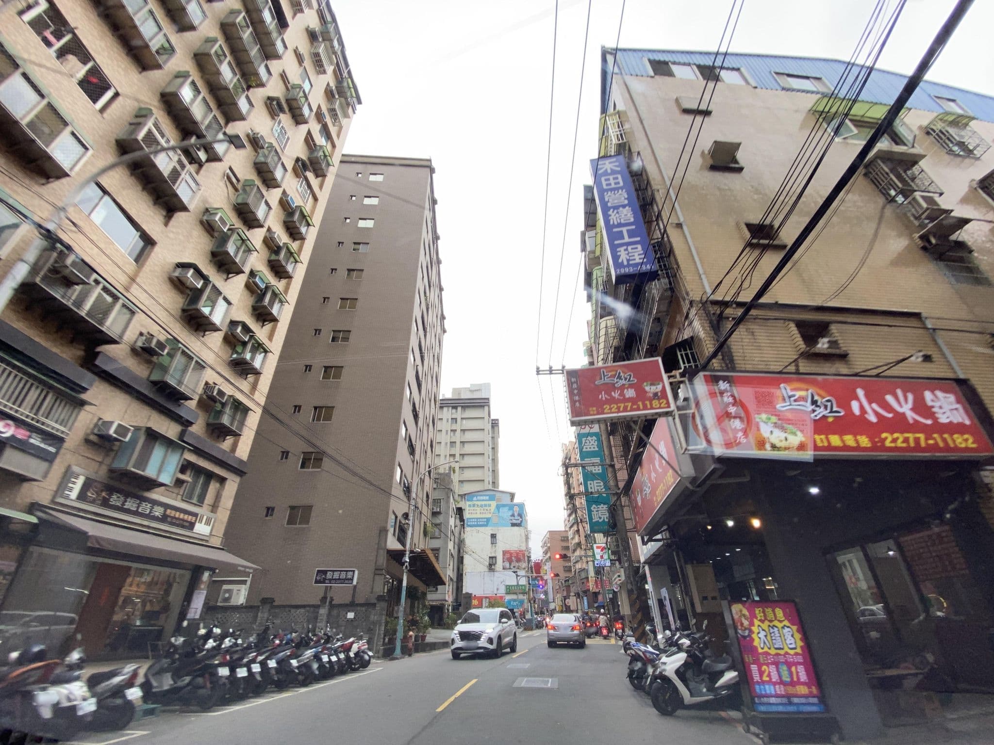 Street view near 花蝶晶漾商旅(HOTEL), New Taipei City — © irvinfly (CC BY-SA · Mapillary)