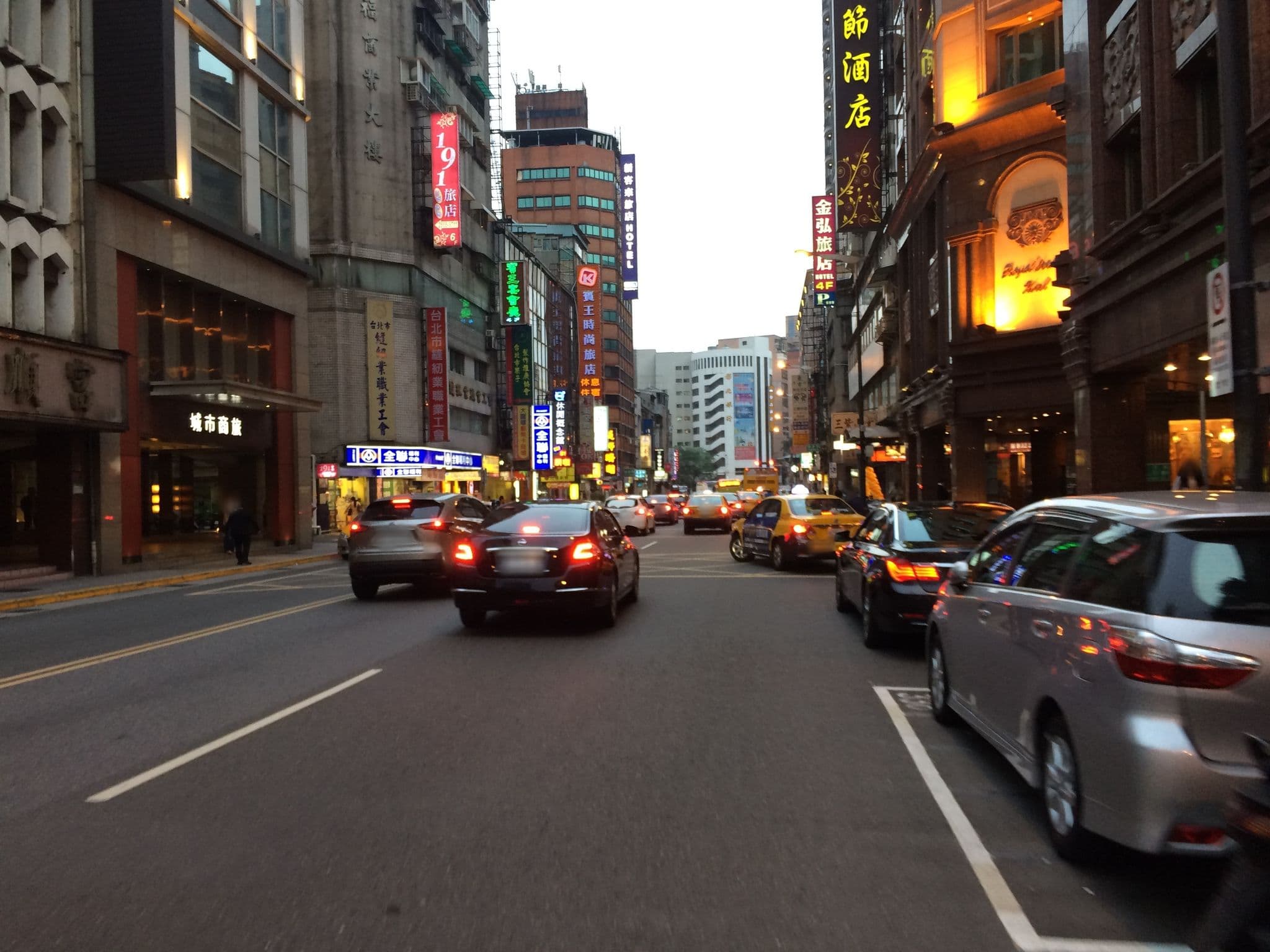 Street view near 皇家季節酒店1館, Taipei — © shangkuanlc (CC BY-SA · Mapillary)