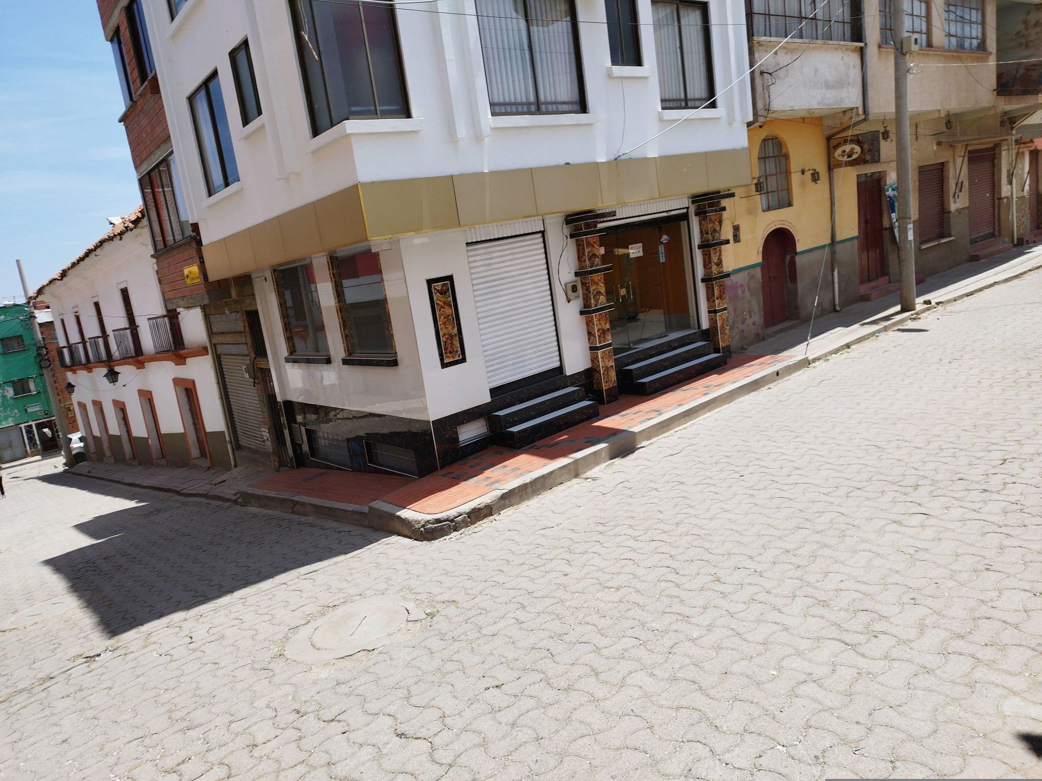 Street view near Hostal Residencial Imperio, Copacabana — © rodolfovar (CC BY-SA · Mapillary)