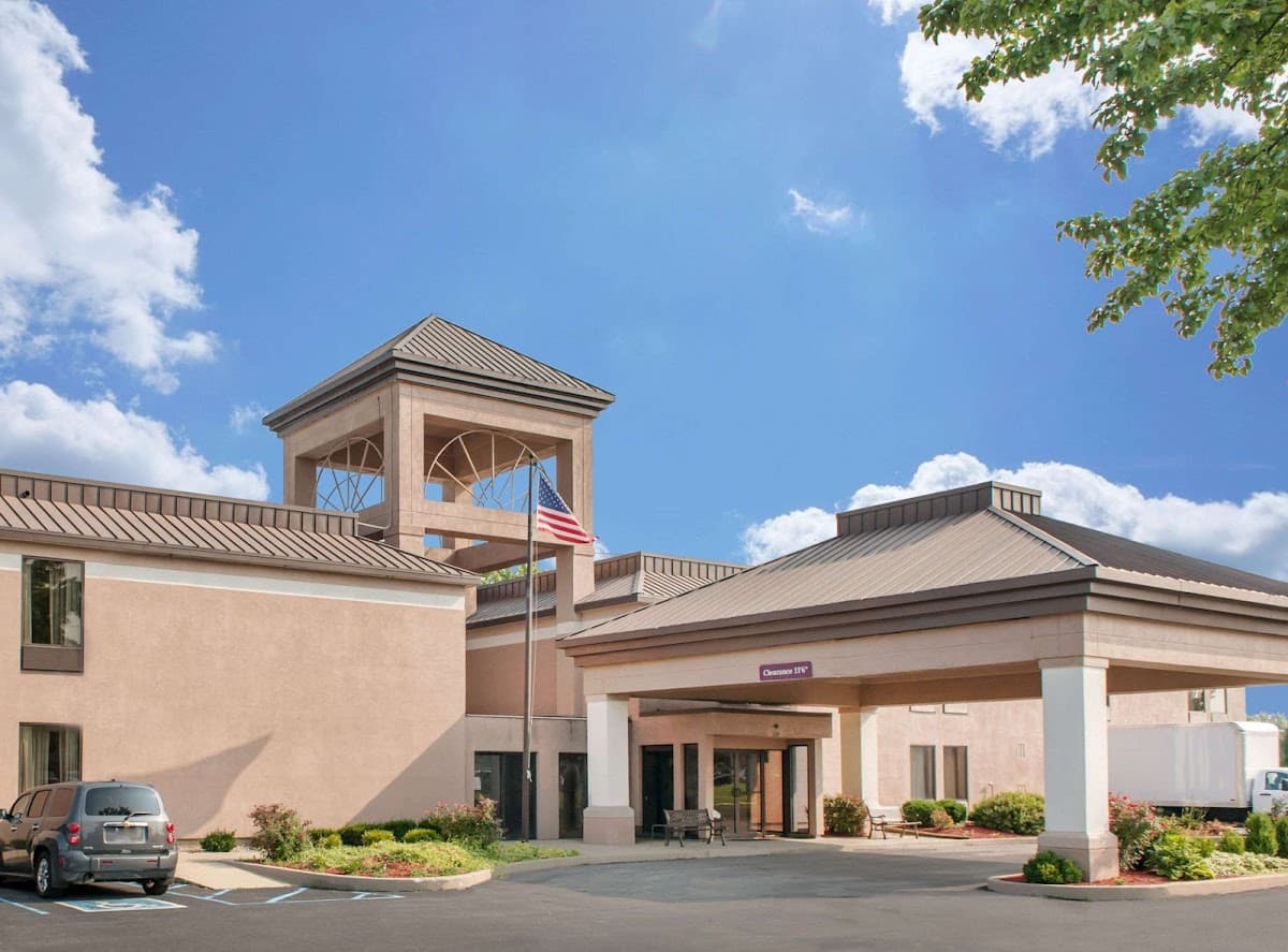 Quality Inn & Suites Near Amish Country, Hotel in Rushville