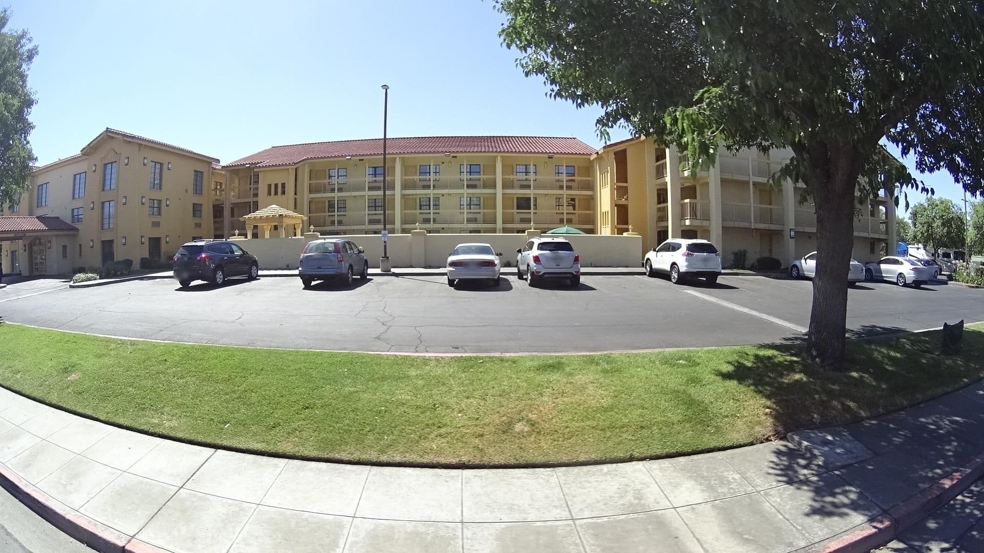 Street view near La Quinta Fresno Yosemite, Fresno — © marker_geo (CC BY-SA · Mapillary)