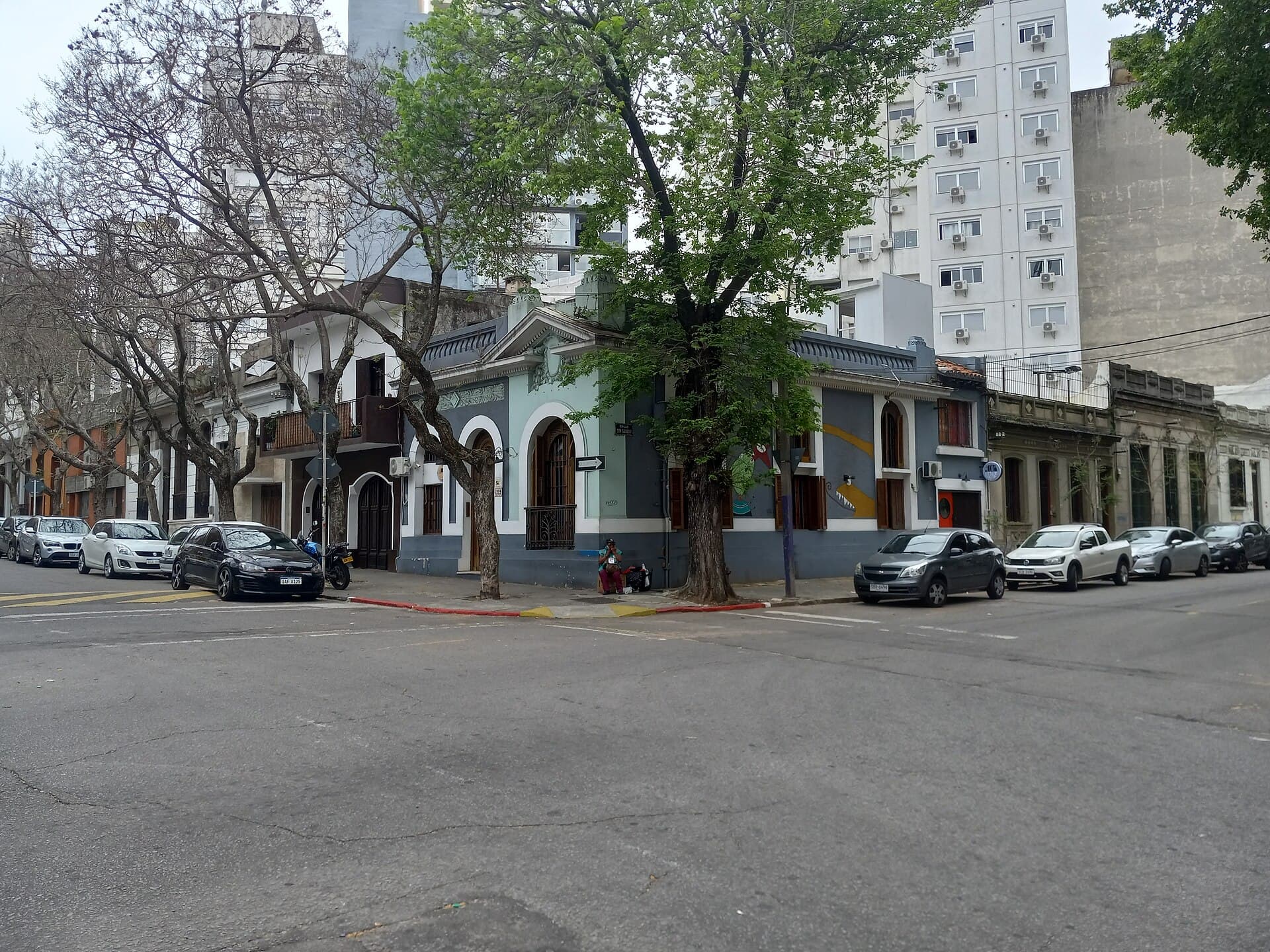 Mediomundo Hostel (via Wikimedia Commons, CC BY-SA 3.0)