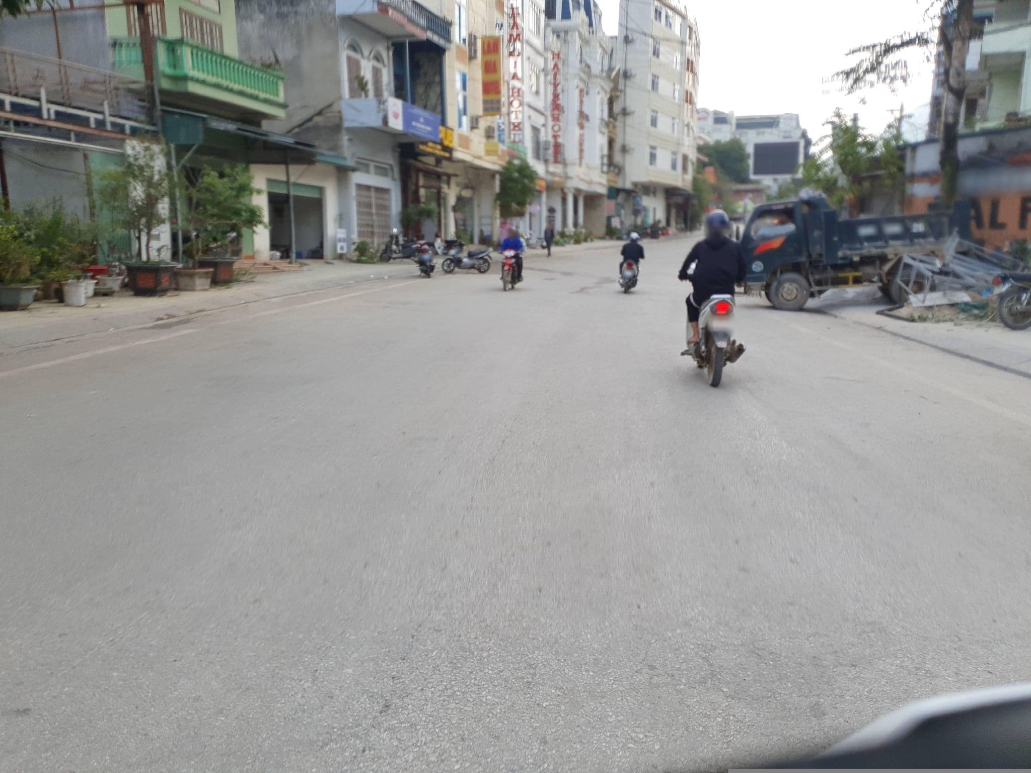 Street view near Hoan Ngoc Hotel, Thị Trấn Đồng Văn — © russmcd (CC BY-SA · Mapillary)