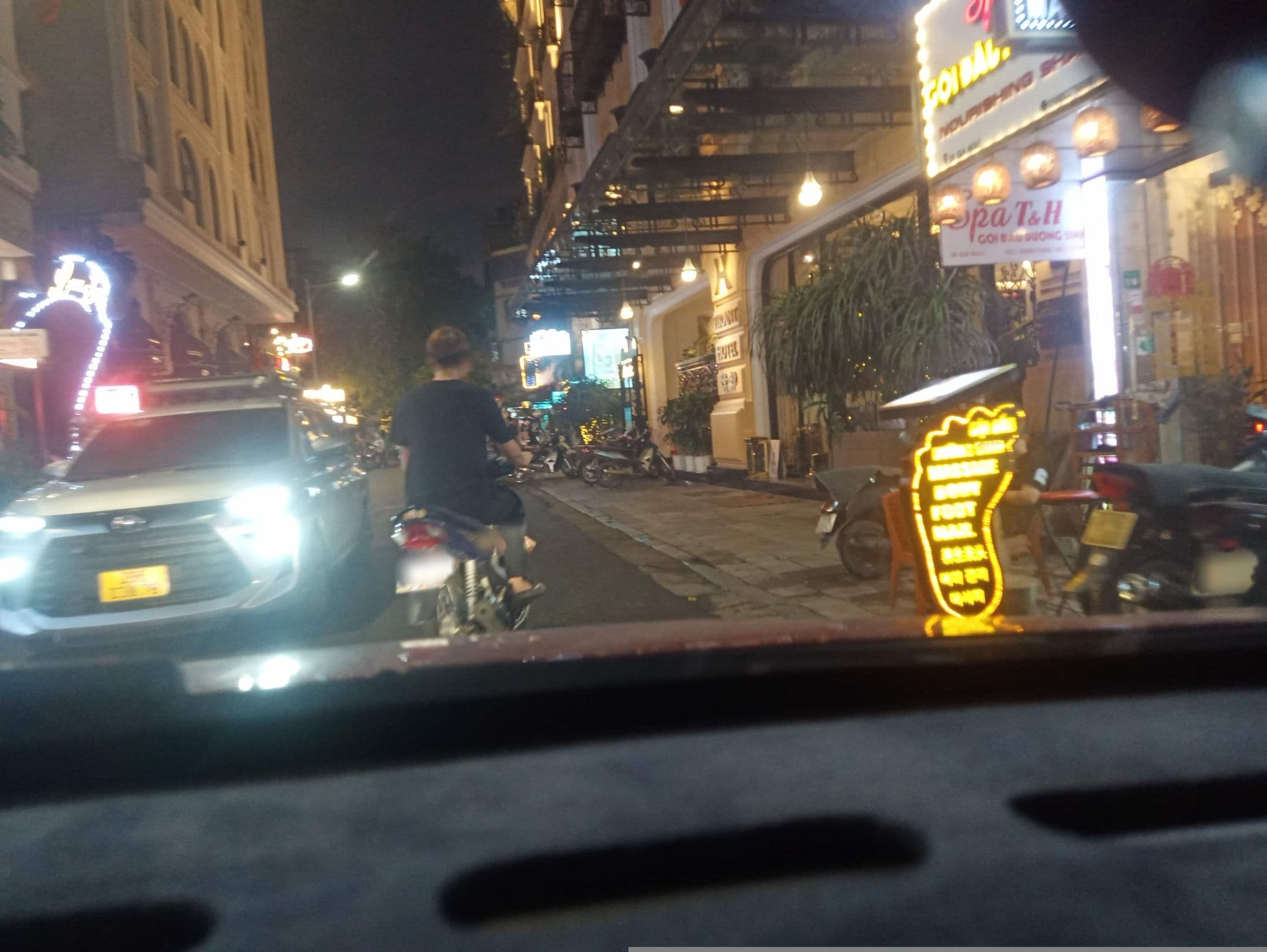 Street view near Khách Sạn Hanoi Gecko 2, Hoàn Kiếm — © hn_front_1 (CC BY-SA · Mapillary)