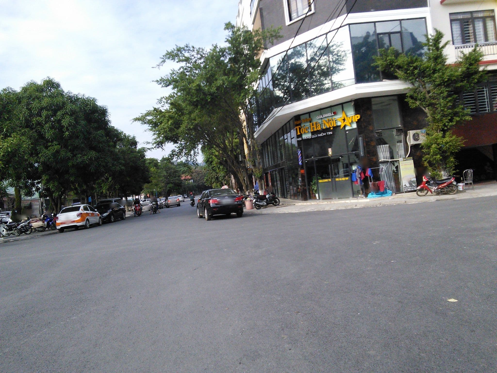 Street view near Bảo Son Hotel, Lào Cai — © mcmayer (CC BY-SA · Mapillary)