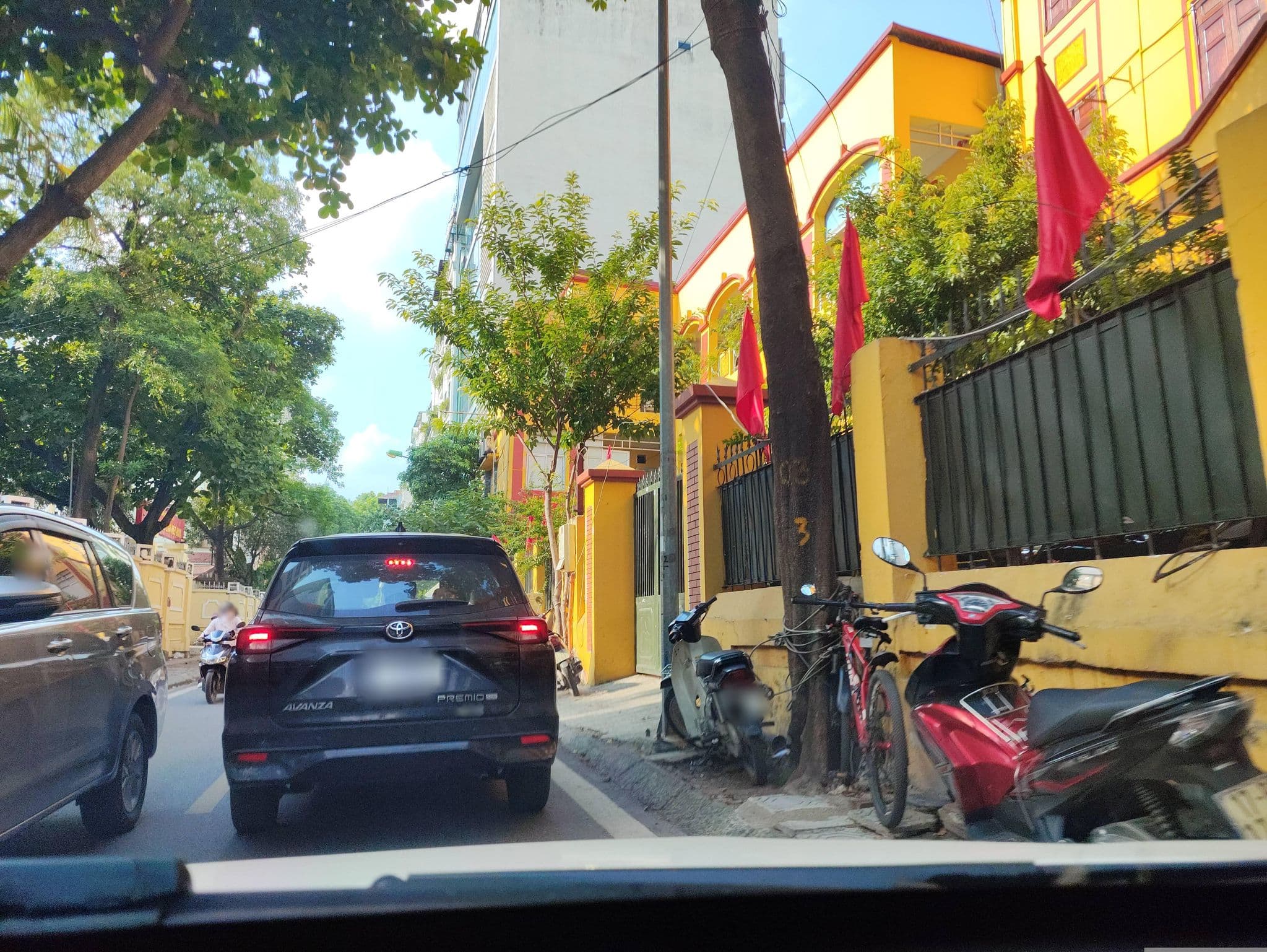 Street view near Azumaya Linh Lang, Liễu Giai — © hn_right_1 (CC BY-SA · Mapillary)