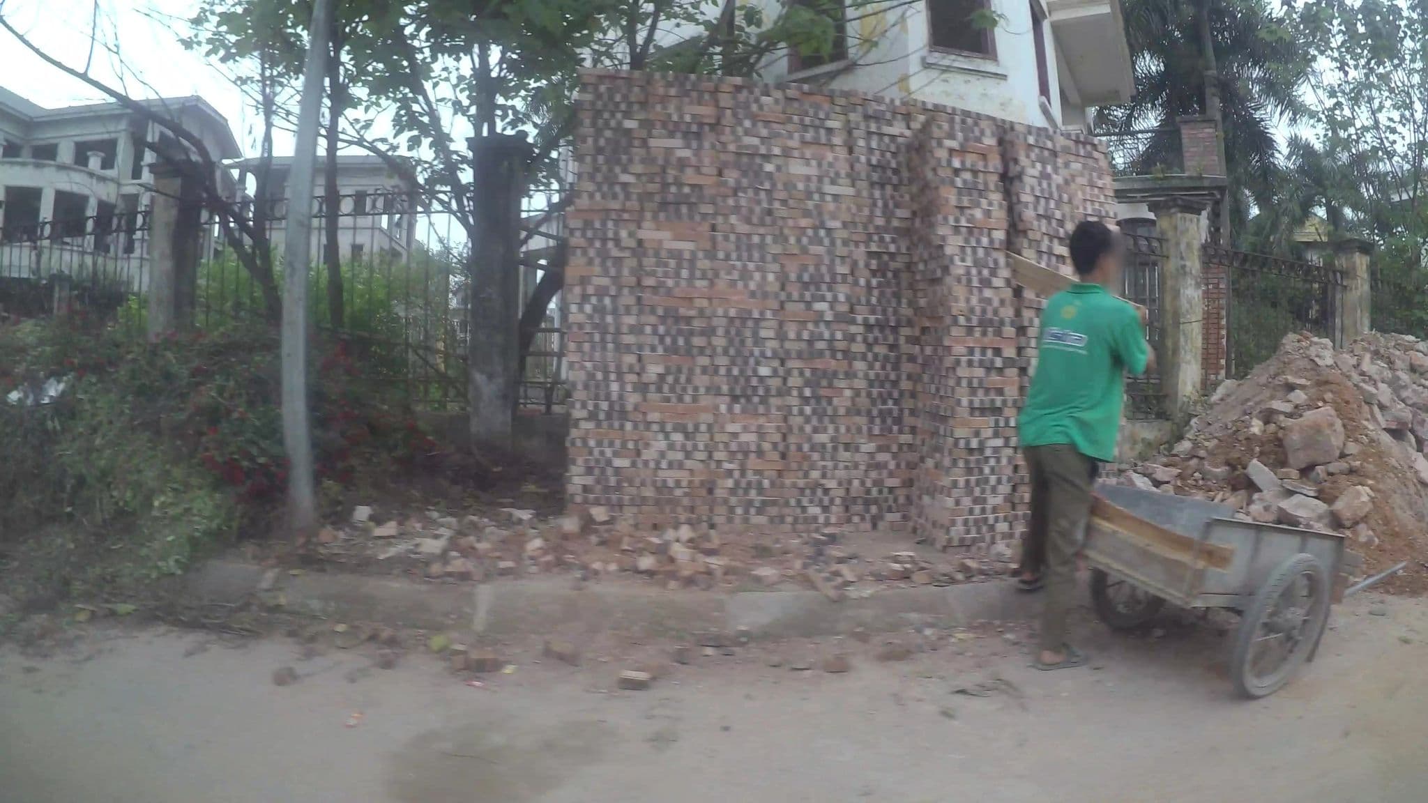 Street view near Khách sạn Dusit Cung điện Từ Hoa, Tây Hồ — © kaart_1 (CC BY-SA · Mapillary)