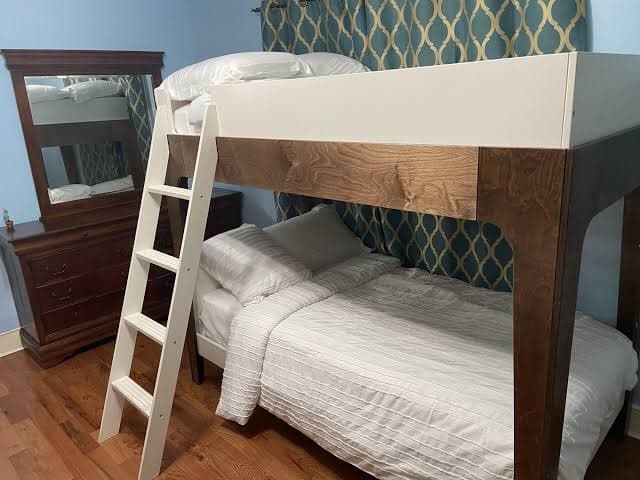 Chalet Home, Central Location: Nassau, Long Island NY, Chalet in Bellmore