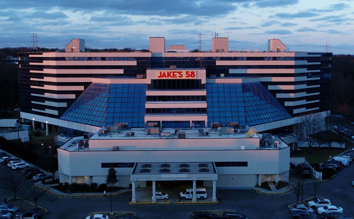 Jake's 58 Casino Hotel, Hotel in Islandia