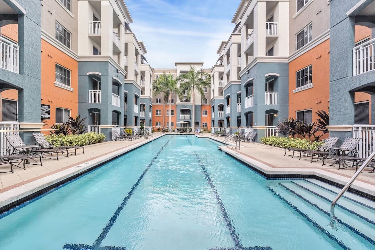 Dharma Home Suites Red Road Commons, Aparthotel in South Miami