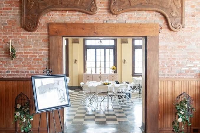 The Historic Wolf Hotel - Deluxe King Room, Hotel in Ellinwood