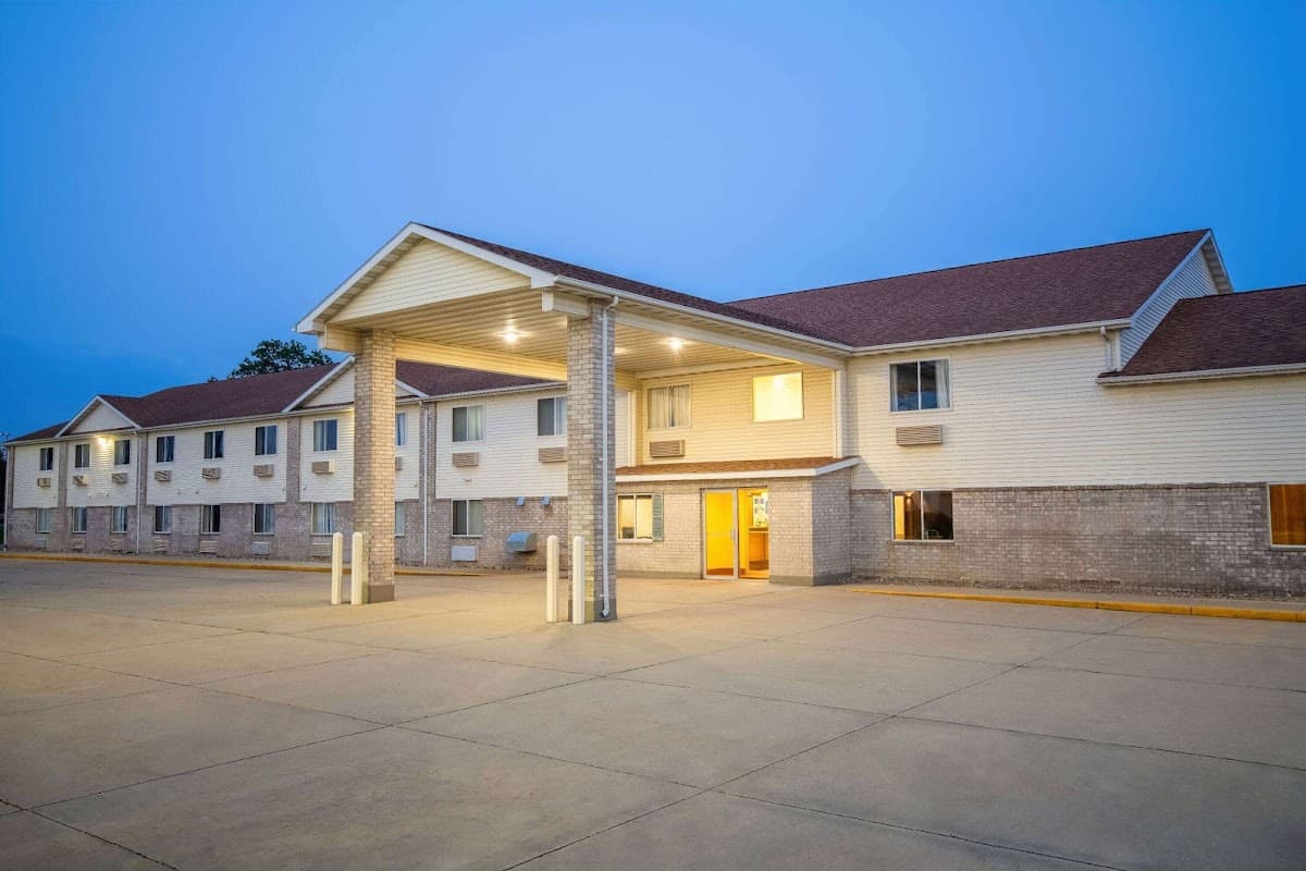 Days Inn by Wyndham Evansdale Waterloo, Hotel in Elk Run Heights