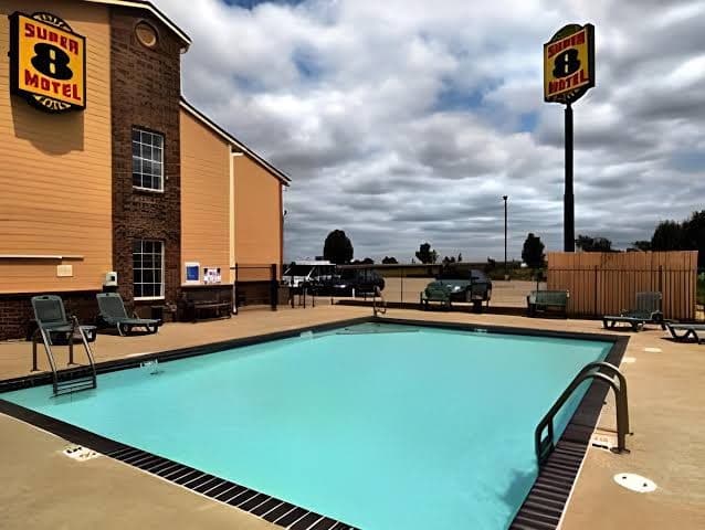 Super 8 by Wyndham Gardner, Hotel in New Century