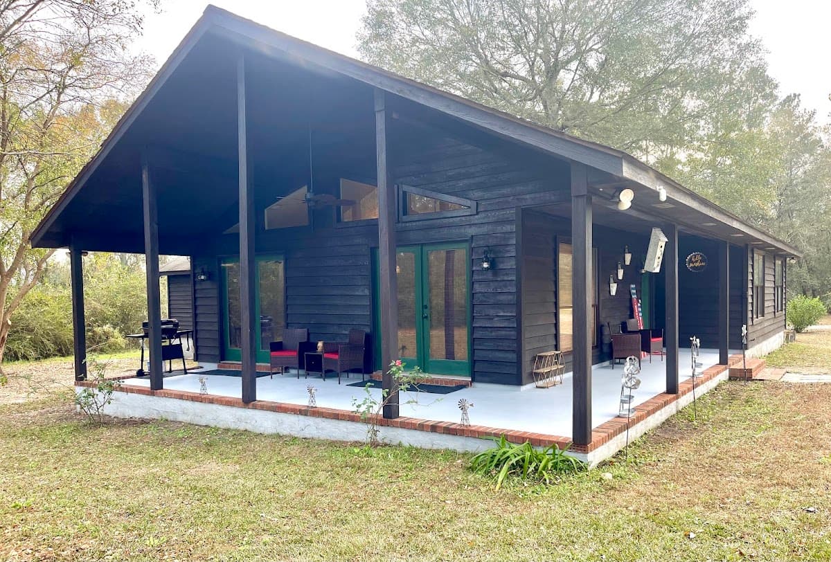 Country Charm Cabin, Hotel in Glennville