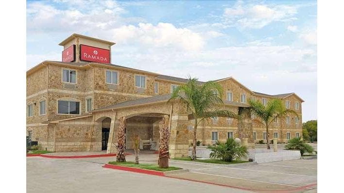 Ramada by Wyndham South Waco, Hotel in Hewitt