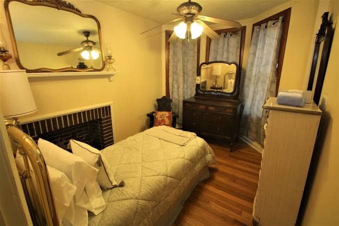 Ditch the Hotel & Enjoy The Brownstone Flat of Uniontown, Hotel in Uniontown