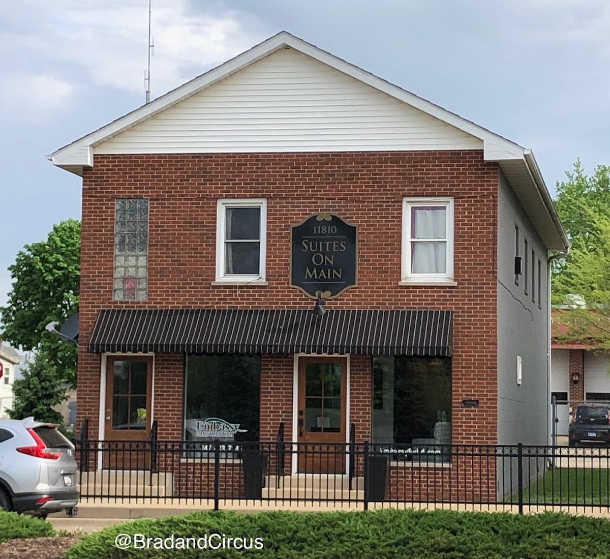 Suites On Main, Hotel in Huntley