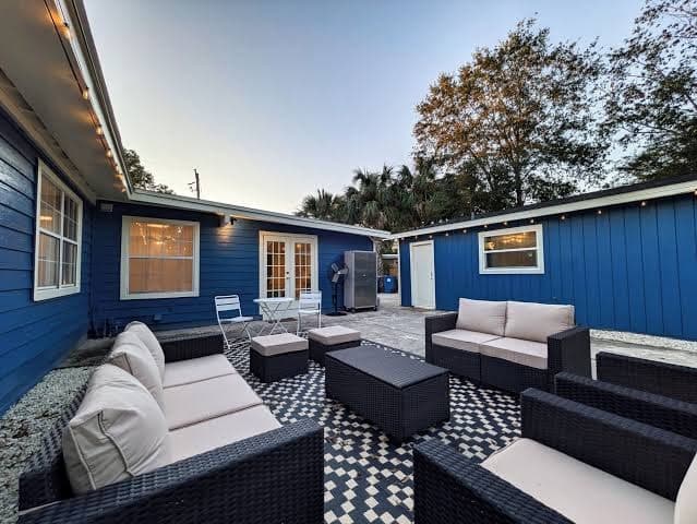 2 homes for 1 - Arcade, Firepit, Patio - Main house & Lrg guest house included!, Holiday Home in Jacksonville