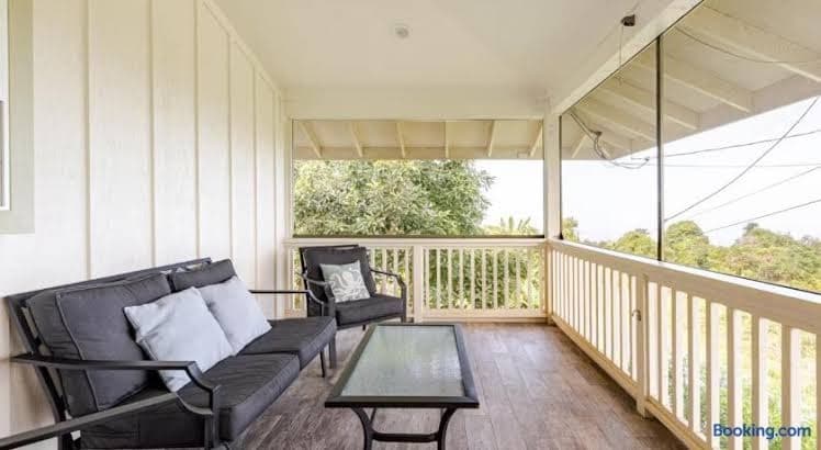 Kona Coffee Farm Guesthouse - with Ocean View! - Entire Place, Holiday Home in Kealakekua