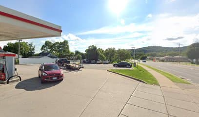 321-327 S 3rd St Parking, Hotel in La Crescent
