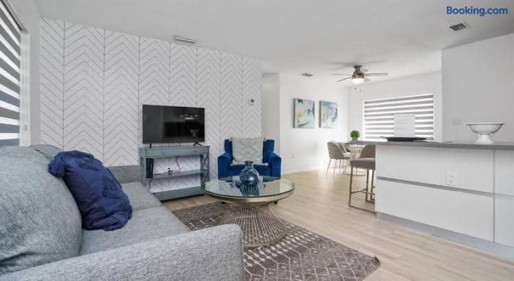 Blue Door Duplex Renovated Parking and Designed - Entire Place, Holiday Home in Cutler Bay