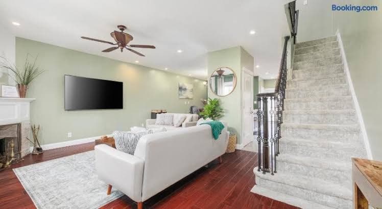 The Green Oasis Duplex 12 minutes away from JFK - Entire Place, Holiday Home in Laurelton