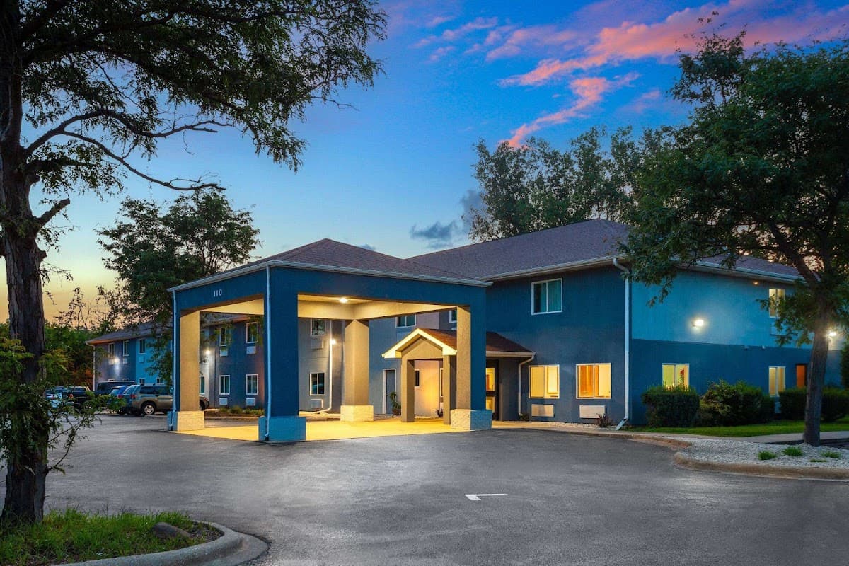 Super 8 by Wyndham McHenry/Fox Lake Area, Hotel in McHenry