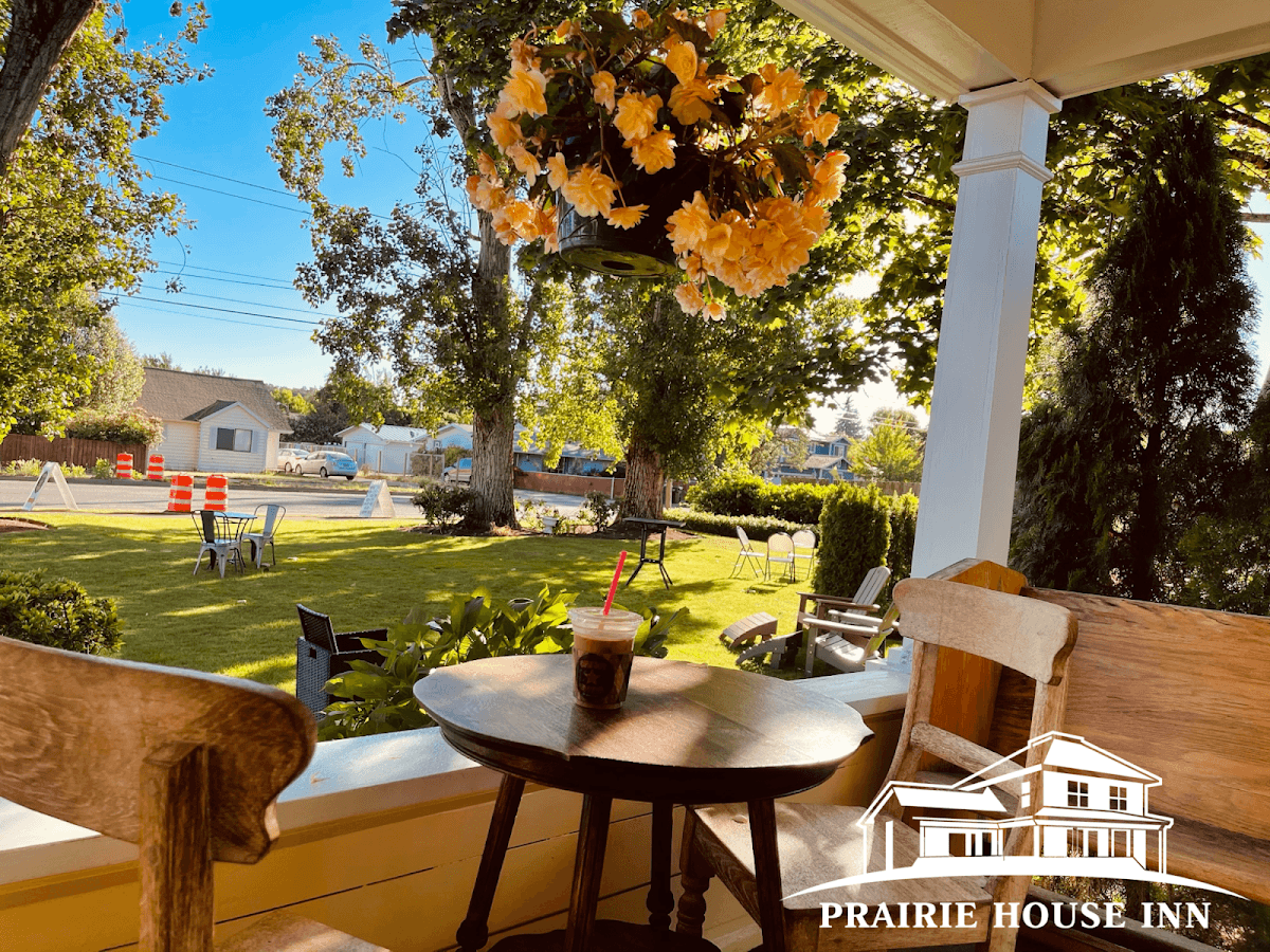 The Prairie House Inn & Cowboy Coffee, Hotel in Molalla