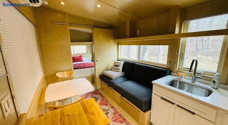 Escape Tiny Two - Entire Place, Holiday Home in Powells Crossroads