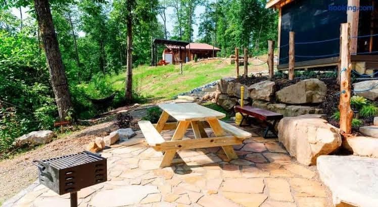 Blackbird Cabin - Entire Place, Holiday Home in Lone Oak