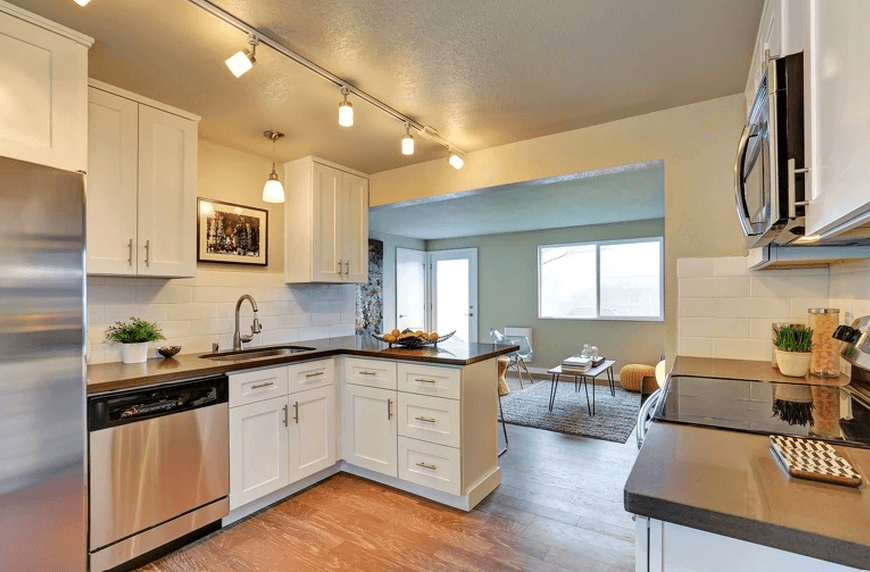 B & B Construction, Bed & Breakfast in Roslyn Estates