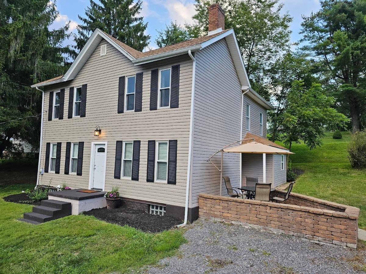 Sarver's Farmhouse Retreat (Short-Term Rental), Hotel in Saxonburg