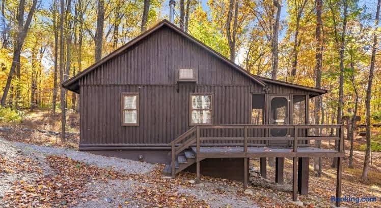 Cozy w Fire Pit Grill Deck Screened Porch WiFi - Entire Place, Hotel in Shannondale