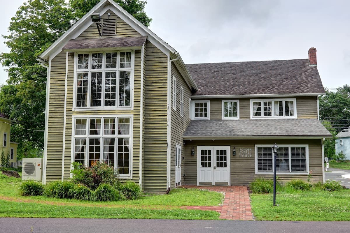Powder Forest Guest House, Hotel in Simsbury Center
