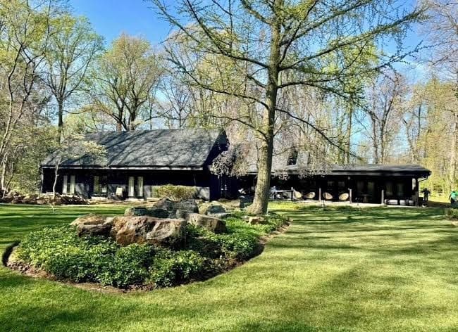 Luxury villa nearby downtown Princeton, NJ w/ stunning backyard!, Holiday Home in Ten Mile Run