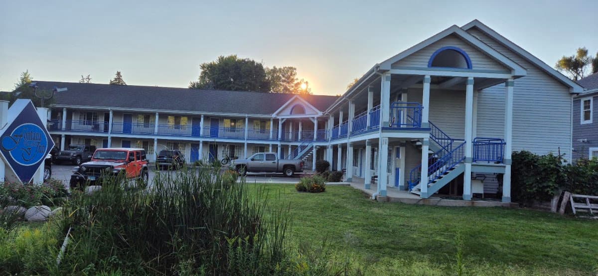 Fontana Village Inn, Motel in Walworth