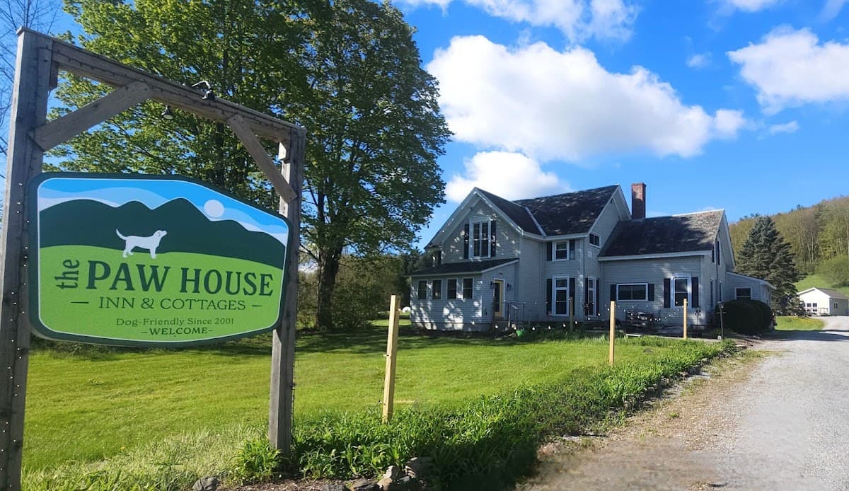 The Paw House Inn & Dog Friendly Cottages, Hotel in West Rutland