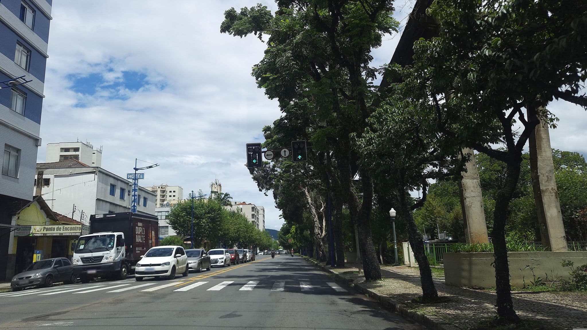Street view near Hotel Nossa Senhora Aparecida, Poços de Caldas — © alemenezes (CC BY-SA · Mapillary)