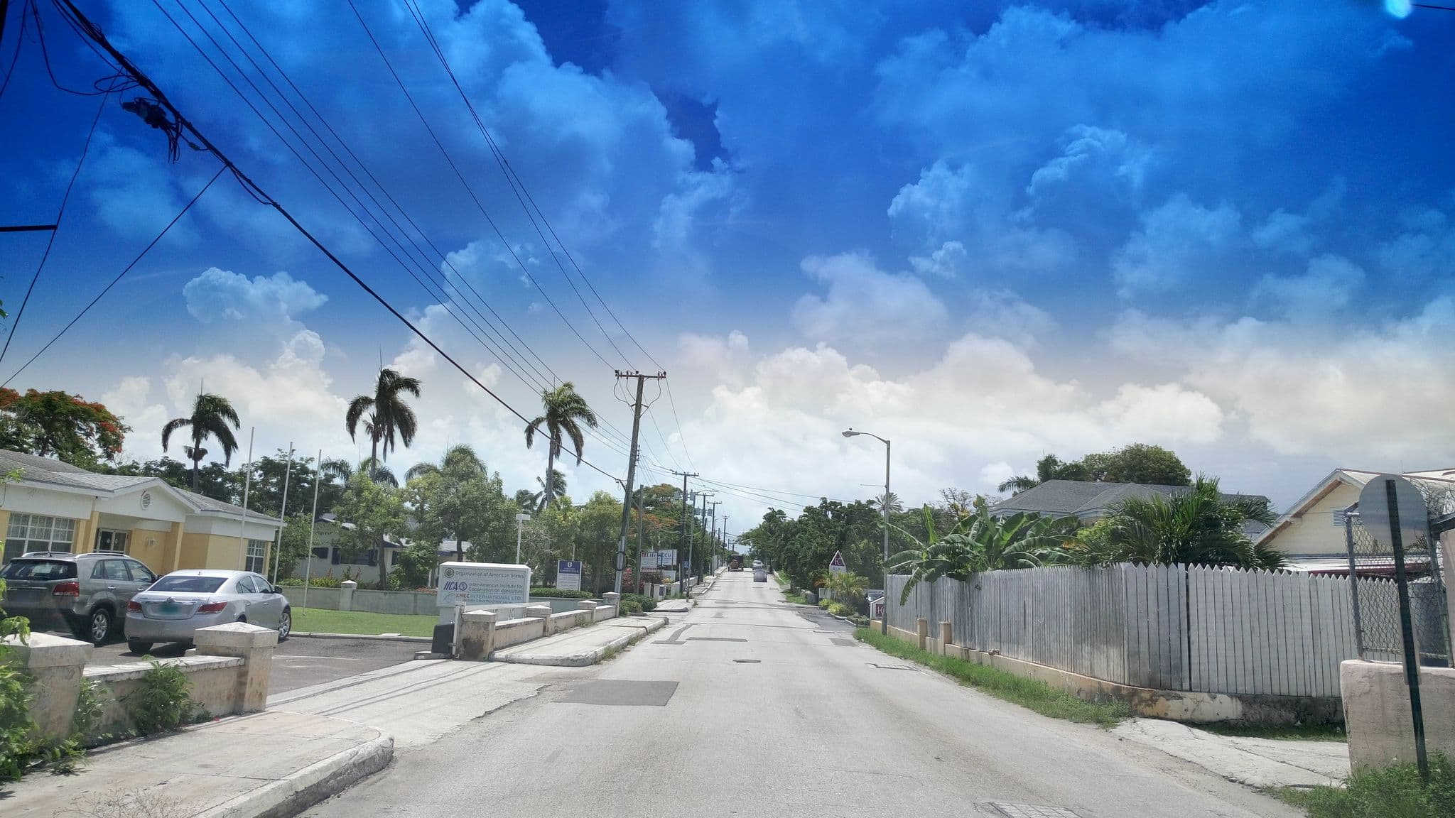 Street view near Montagu Beach Inn, Nassau — © wirepiper (CC BY-SA · Mapillary)