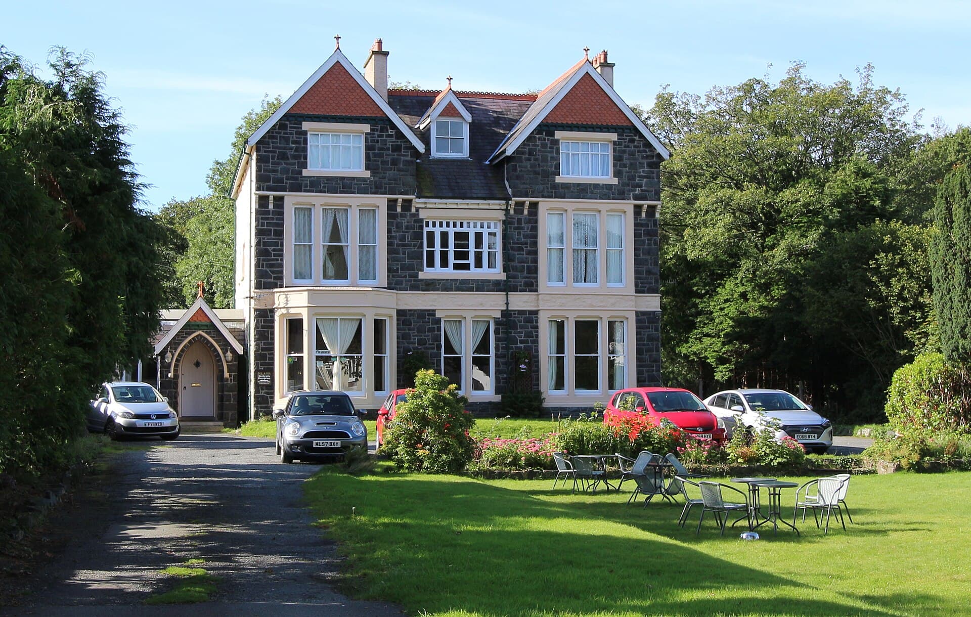 Dolafon Guest House (via Wikimedia Commons, CC BY-SA 4.0)