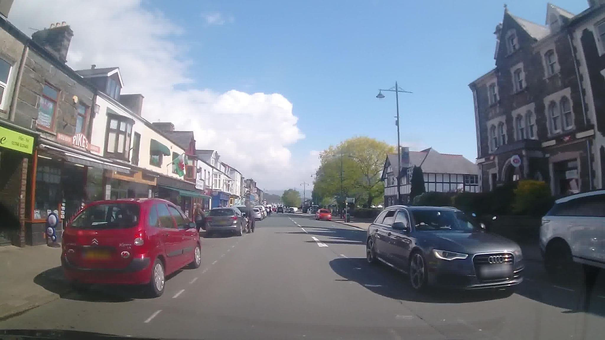 Street view near Owens Hotel, Porthmadog — © trigpoint (CC BY-SA · Mapillary)