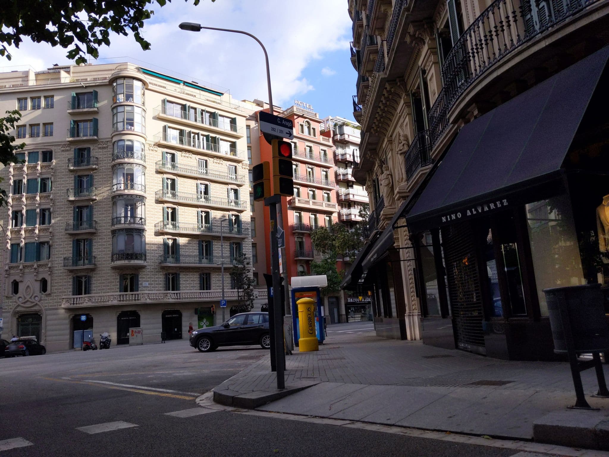 Street view near HOUSES AND FLATS HOTELS, Eixample — © morrocoyvolador (CC BY-SA · Mapillary)