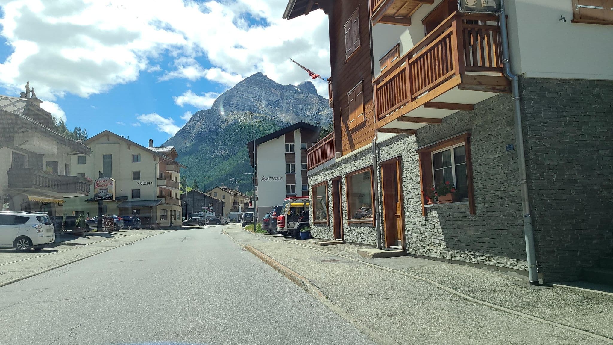 Street view near Bergheimat, Saas-Grund — © chrisbeddow (CC BY-SA · Mapillary)