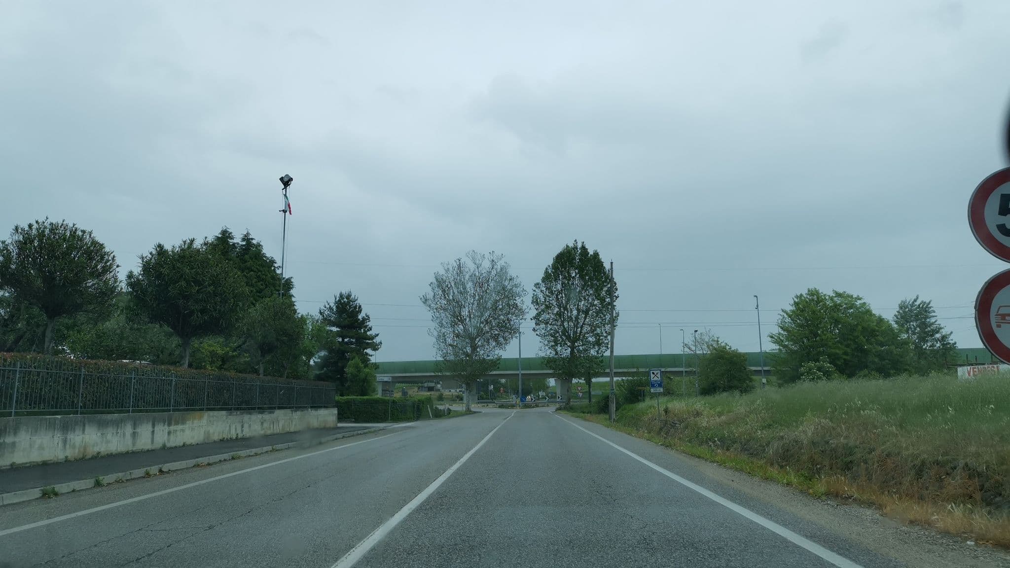 Street view near Hotel Trattoria Confine, Cavalcaselle — © plexi32 (CC BY-SA · Mapillary)