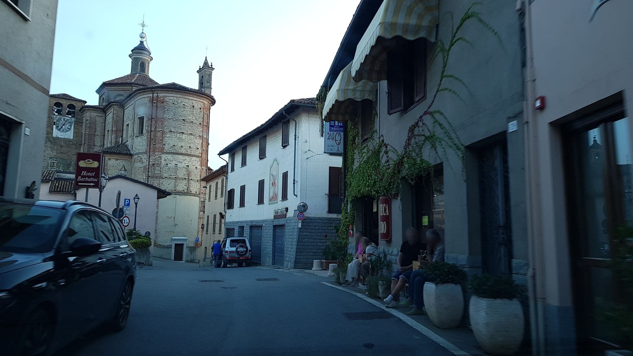 Street view near Casa Barbabuc, Monforte d'Alba — © igorzo (CC BY-SA · Mapillary)