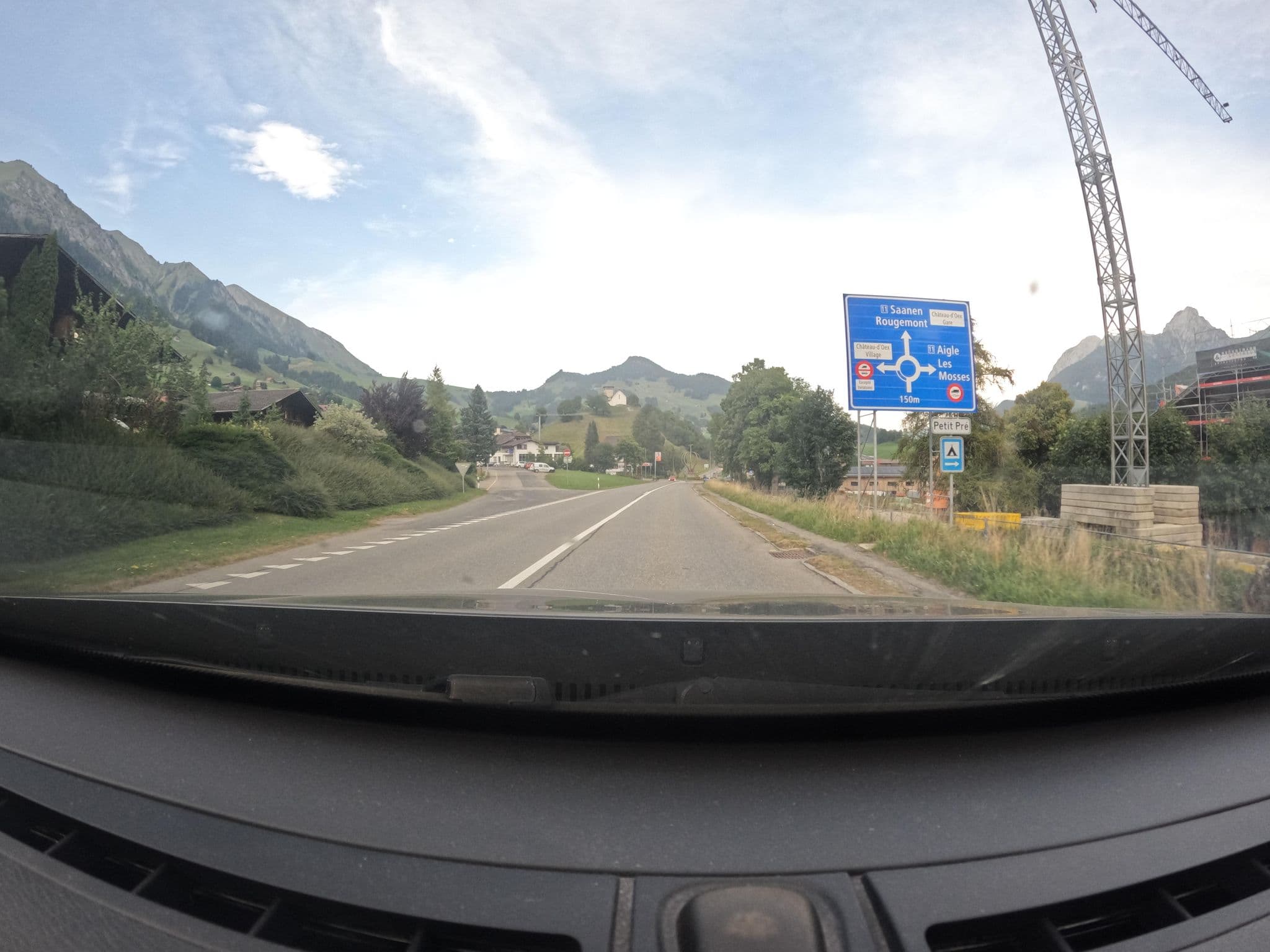Street view near La Cheneau, Château-d'Oex — © vinisa (CC BY-SA · Mapillary)