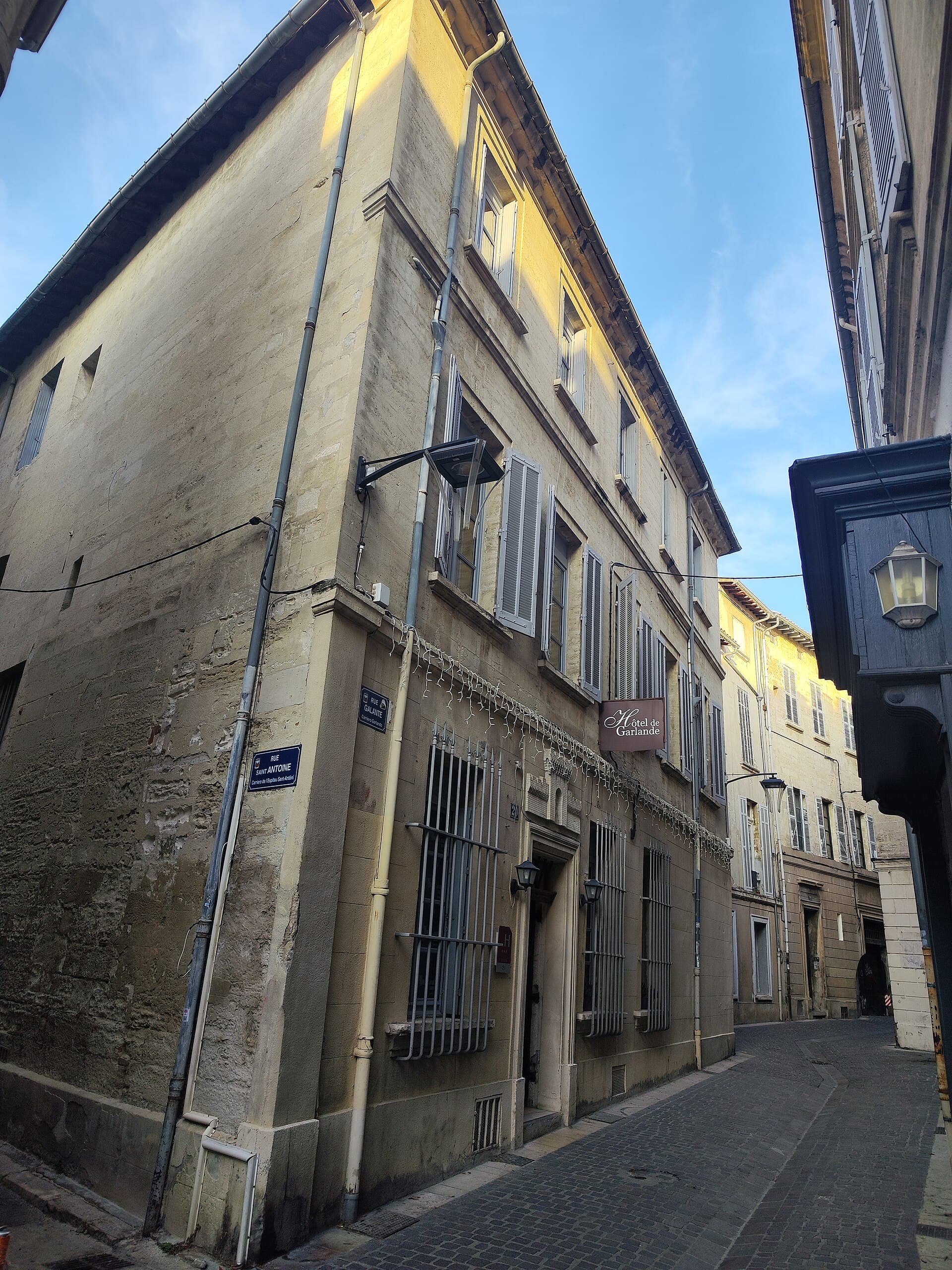 Garlande Hotel Avignon Centre (via Wikimedia Commons, CC BY-SA 3.0)