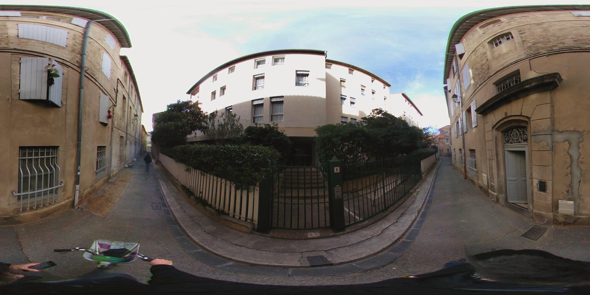 Street view near Les Jardins de Baracane B&B Avignon, Avignon — © zimmy (CC BY-SA · Mapillary)